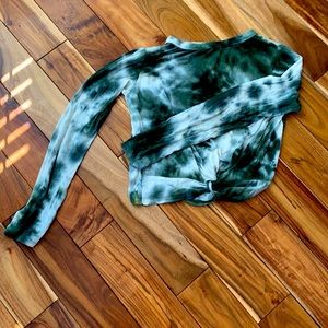 green and white tie-dye cropped knot shirt